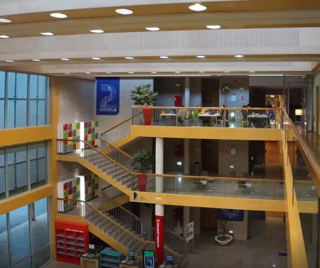 Imagen del vestíbulo dela biblioteca a vista de dron