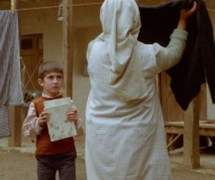 Fotograma de la película ¿Dónde está la casa de mi amigo?