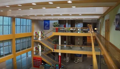 Imagen del vestíbulo dela biblioteca a vista de dron